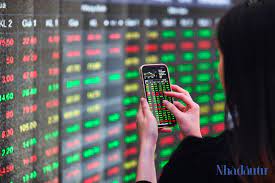 Những cổ phiếu đáng chú ý ngày 23/11: VCI, HCM, ELC, VCG