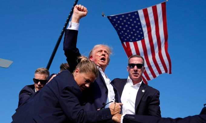 Thương hiệu của tỷ phú Trump ra mắt giày độc đáo với hình ảnh Trump