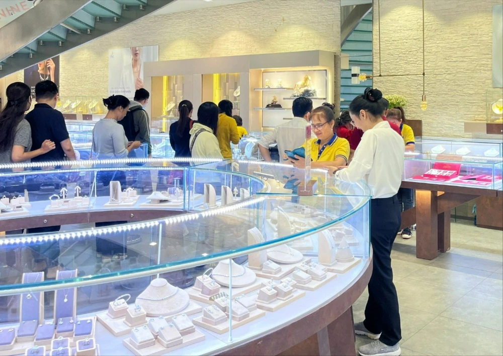 Giá vàng nhẫn 27/8 tăng vọt lên mức cao kỷ lục vì vàng thế giới tăng giá.