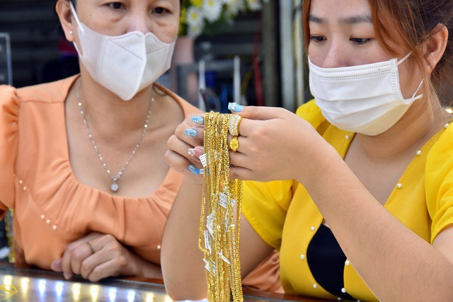 Diễn biến giá vàng hôm nay 2-10: Tăng trở lại mạnh mẽ