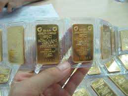 Giá vàng ngày 29/10: Tăng vọt trong nước, lao dốc thế giới